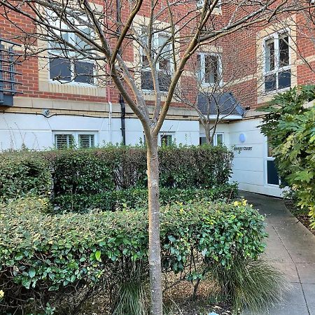 Modern 2 Bed Apt In Egham High Street, With Private Parking And Wifiアパートメント エクステリア 写真