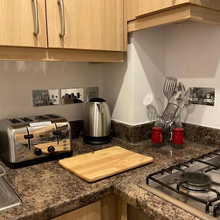 Modern 2 Bed Apt In Egham High Street, With Private Parking And Wifiアパートメント エクステリア 写真