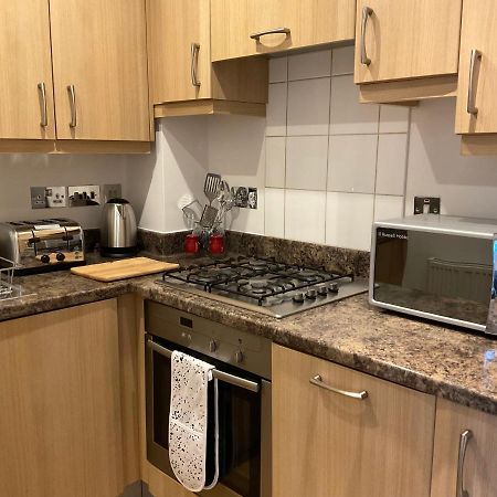 Modern 2 Bed Apt In Egham High Street, With Private Parking And Wifiアパートメント エクステリア 写真