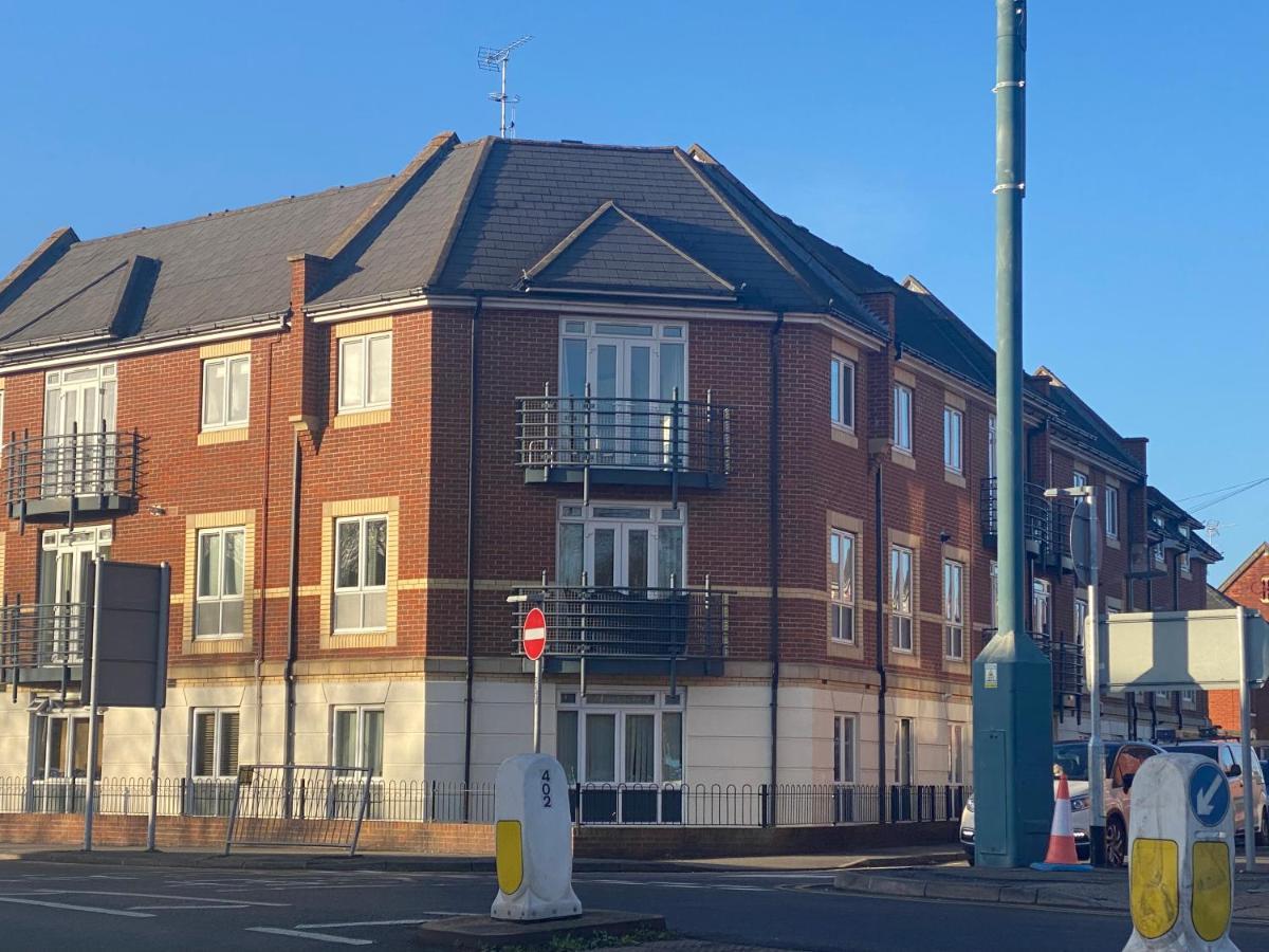 Modern 2 Bed Apt In Egham High Street, With Private Parking And Wifiアパートメント エクステリア 写真