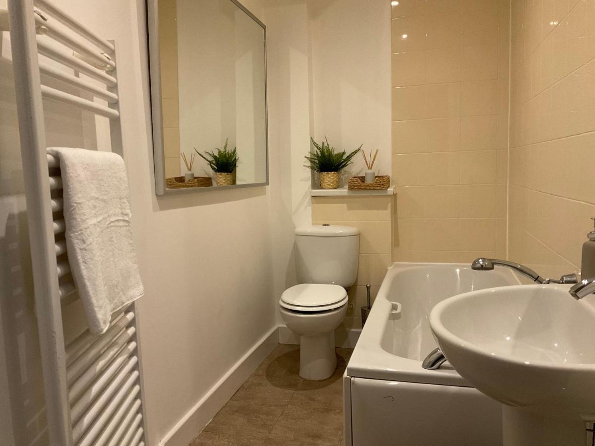 Modern 2 Bed Apt In Egham High Street, With Private Parking And Wifiアパートメント エクステリア 写真
