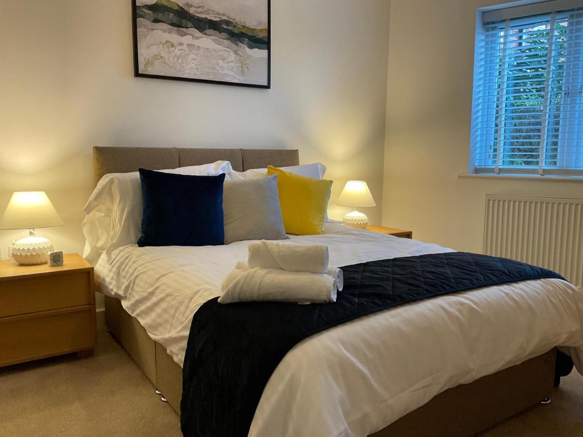 Modern 2 Bed Apt In Egham High Street, With Private Parking And Wifiアパートメント エクステリア 写真
