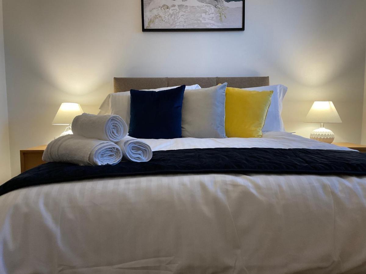 Modern 2 Bed Apt In Egham High Street, With Private Parking And Wifiアパートメント エクステリア 写真