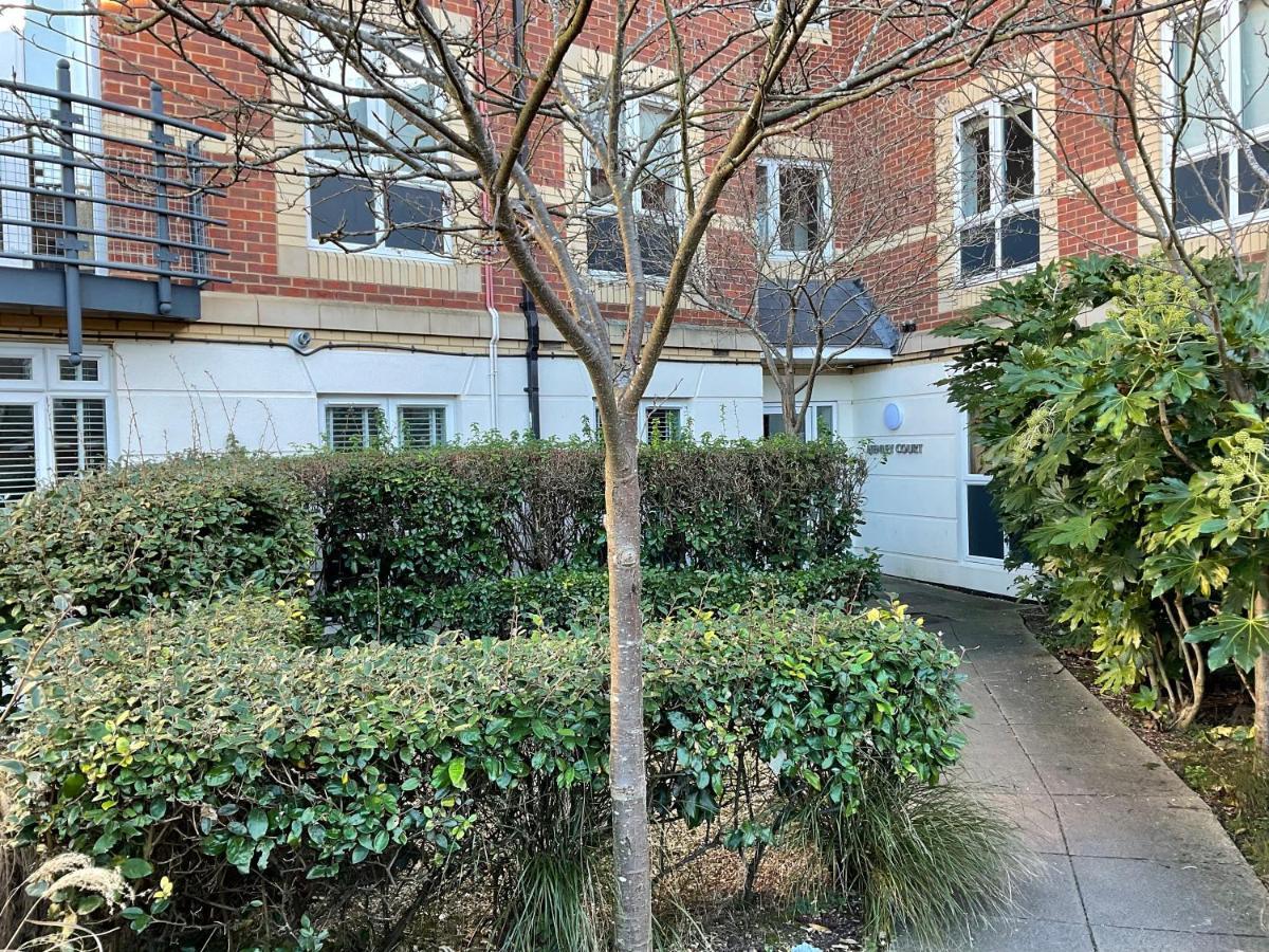 Modern 2 Bed Apt In Egham High Street, With Private Parking And Wifiアパートメント エクステリア 写真