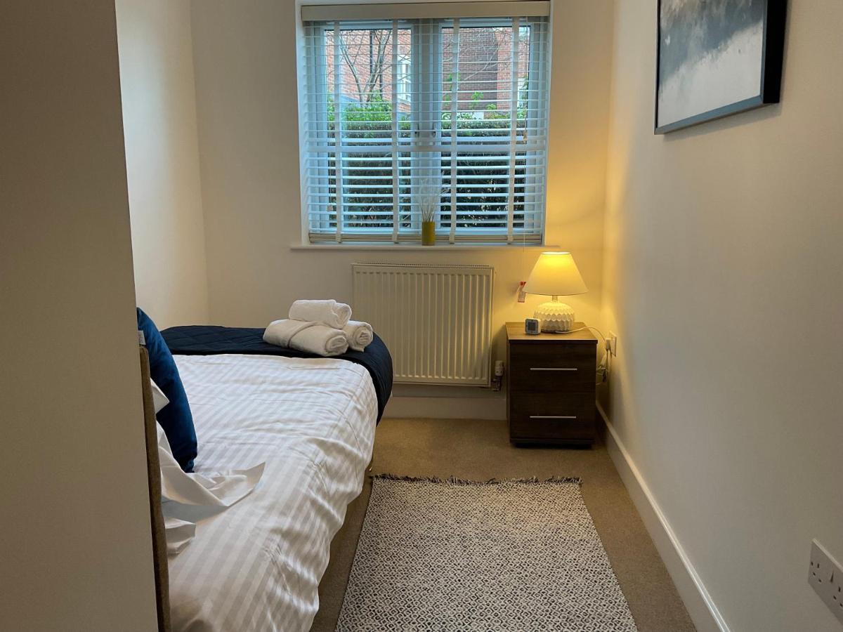 Modern 2 Bed Apt In Egham High Street, With Private Parking And Wifiアパートメント エクステリア 写真