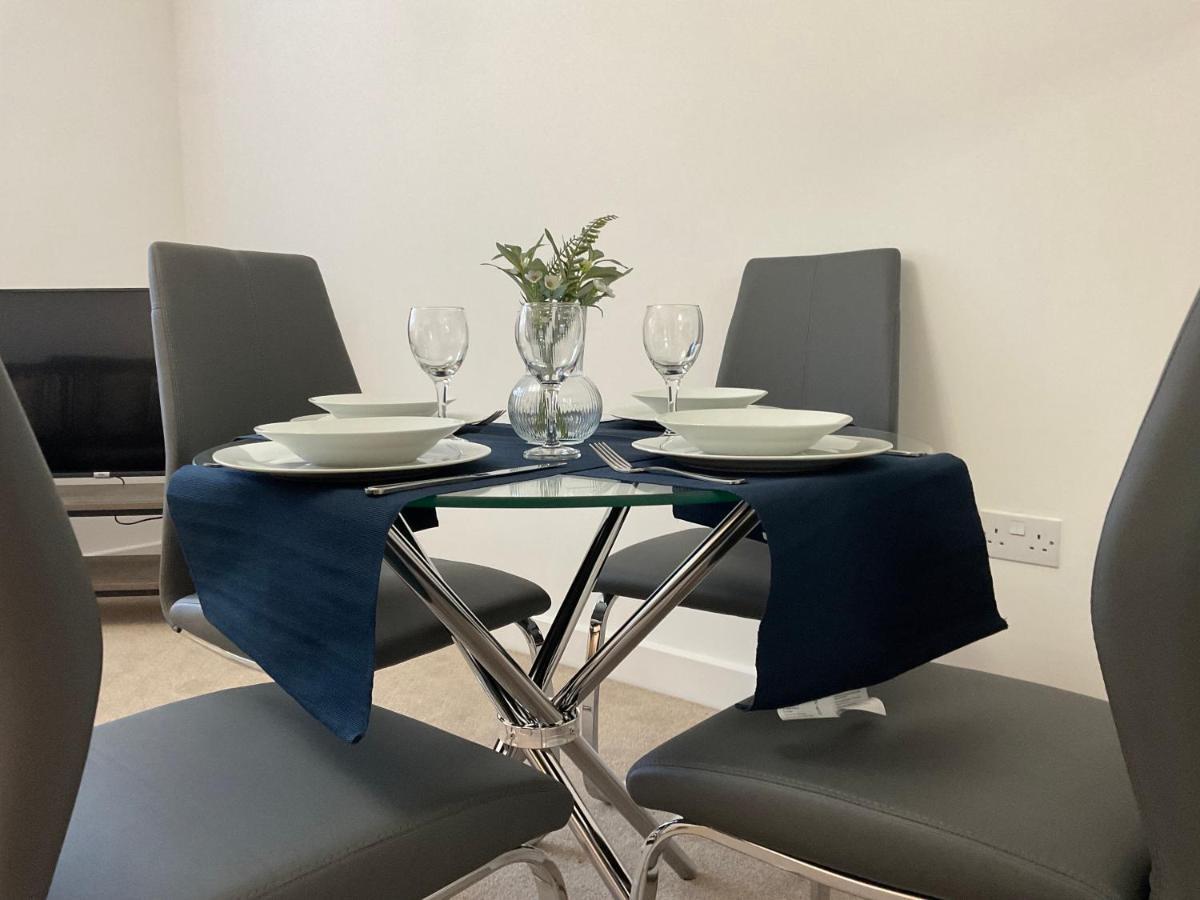 Modern 2 Bed Apt In Egham High Street, With Private Parking And Wifiアパートメント エクステリア 写真