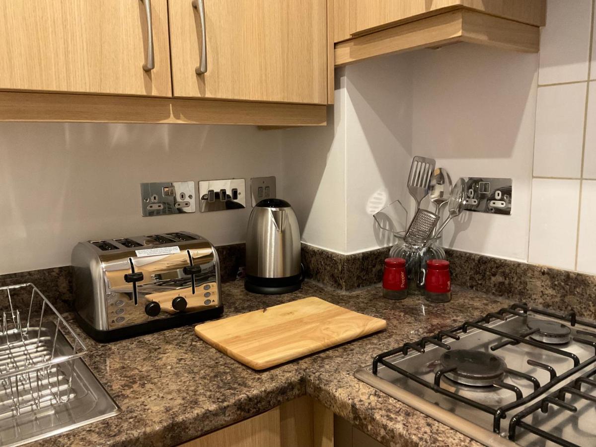 Modern 2 Bed Apt In Egham High Street, With Private Parking And Wifiアパートメント エクステリア 写真