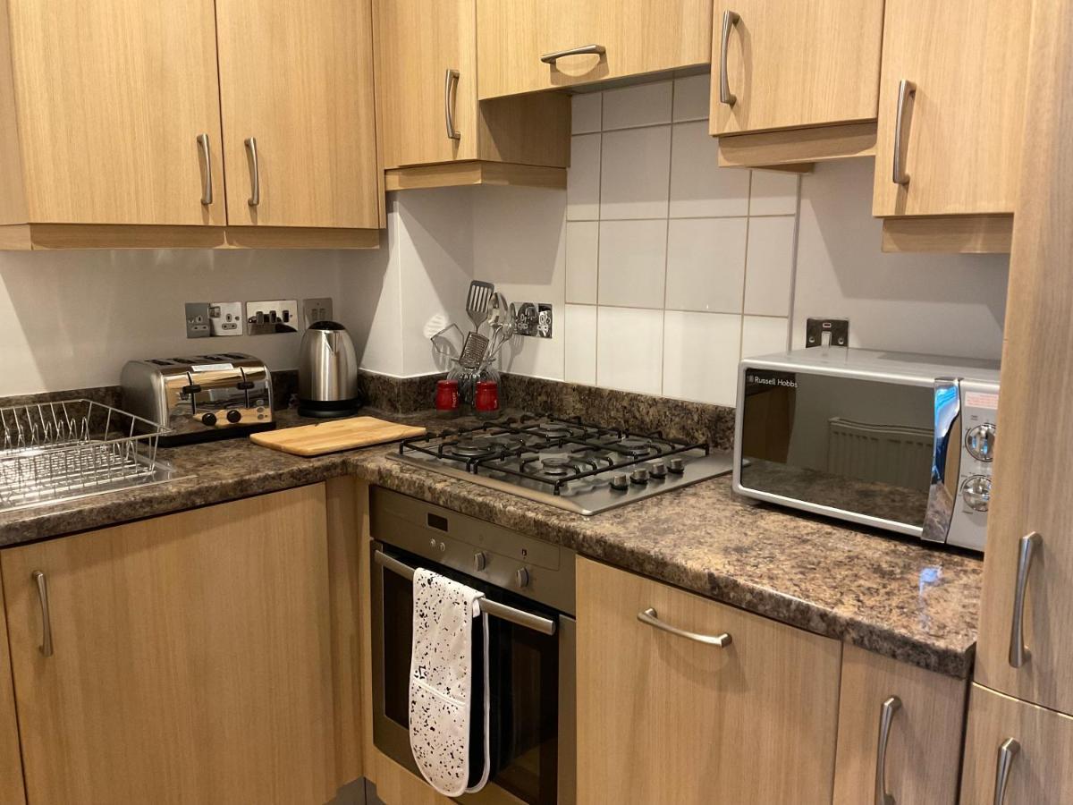 Modern 2 Bed Apt In Egham High Street, With Private Parking And Wifiアパートメント エクステリア 写真