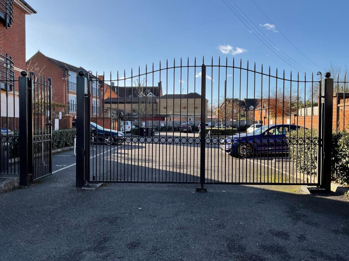 Modern 2 Bed Apt In Egham High Street, With Private Parking And Wifiアパートメント エクステリア 写真